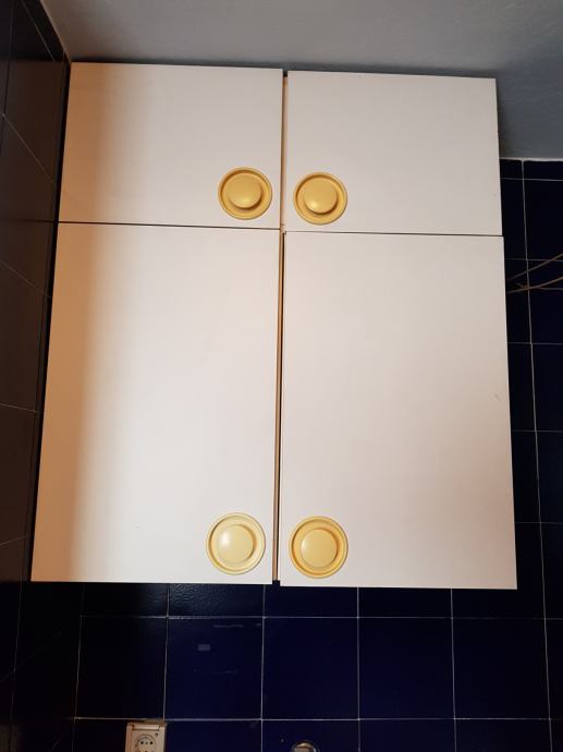 Set rabljenih retro omaric za kopalnico