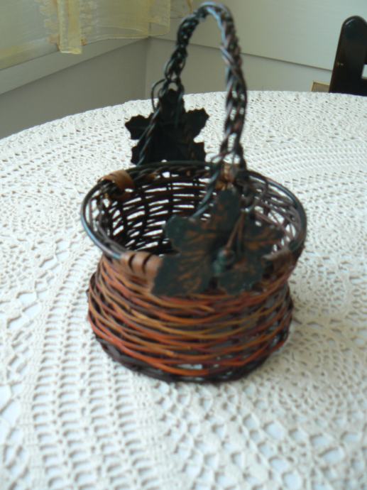 Košarica s kovinskim ročajem in dekoracijo, viš. 21 cm