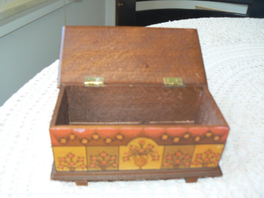 Lesena skrinja-miniatura gorenjske kmečke skrinje iz 19 stoletja