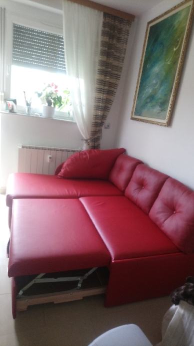 Sedežna garnitura - bordo rdeče barve