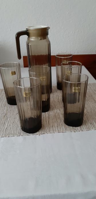 Stekleni vrč in 6 kozarcev - komplet, rjavkasto steklo,neuporabljeno