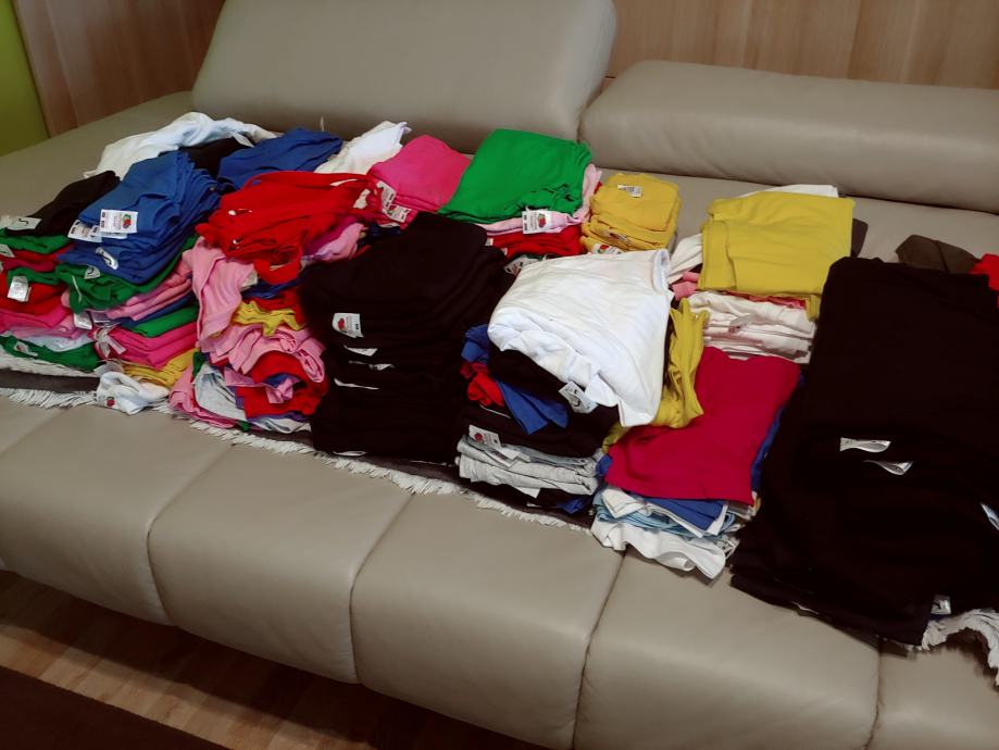Otroske majice razlicnih barev in velikosti