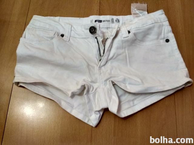 bele kratke hlače