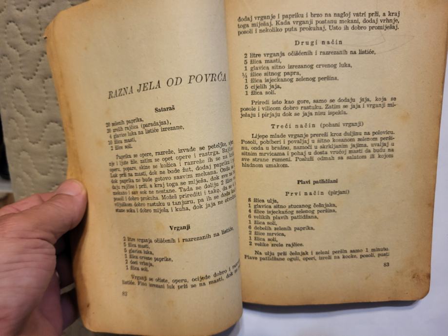 Starejša kuharska knjiga iz leta 1972