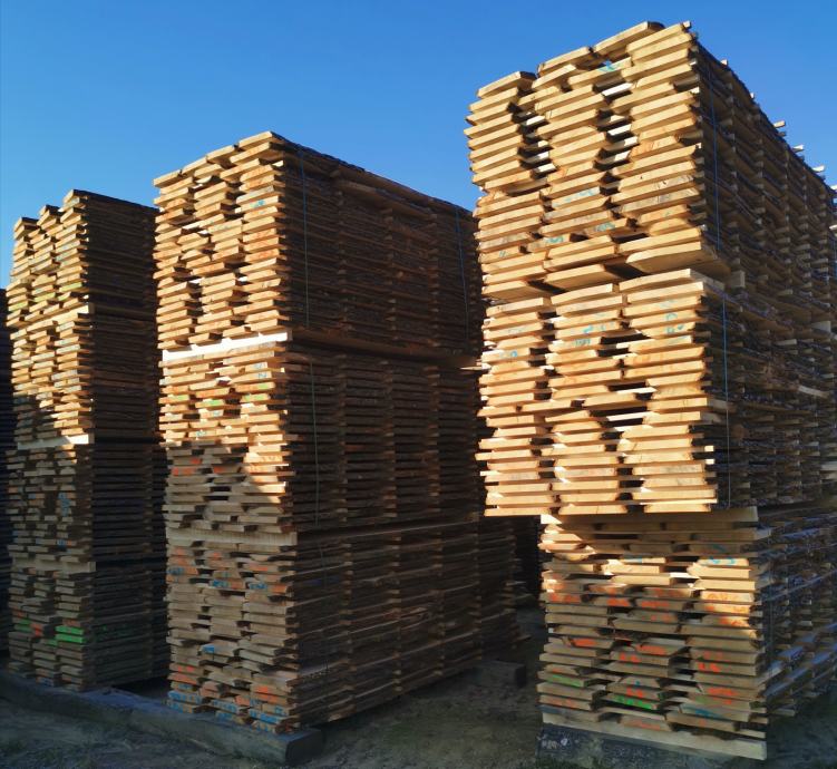 Prodamo les različnih vrst, dimenzij in kvalitet.