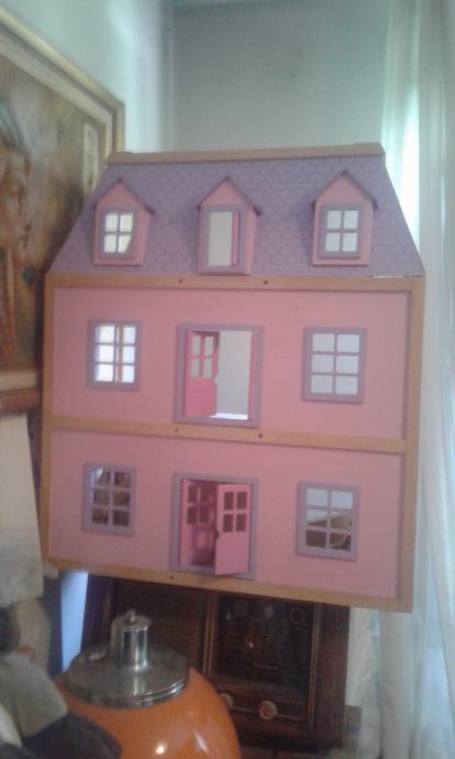 Lesena hiška za punčke