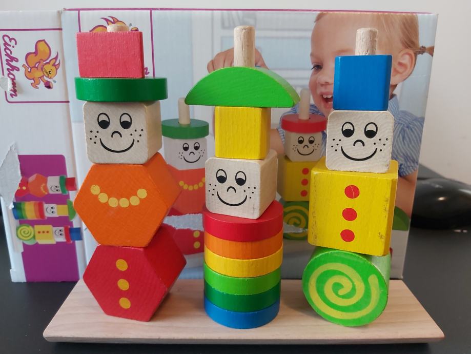 Lesena otroška igrača za sestavljanje