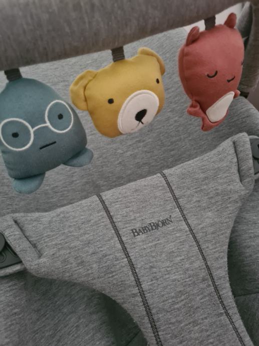 Baby Bjorn Gugalnik Bliss 3D Grey + igralo za gugalnik Soft Friends