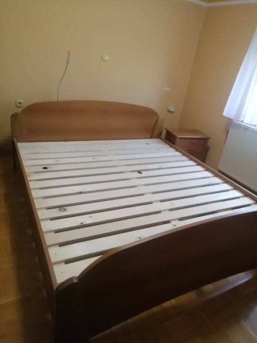 Masivna postelja 180x200 + 2x omarica + vzmetnica Slovenska postelja