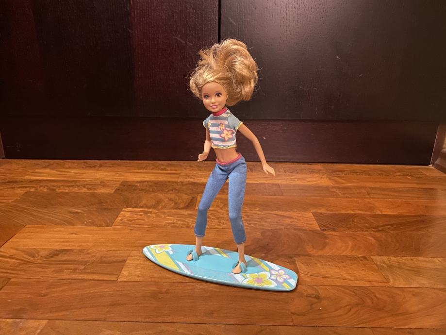 Barbie na surfu