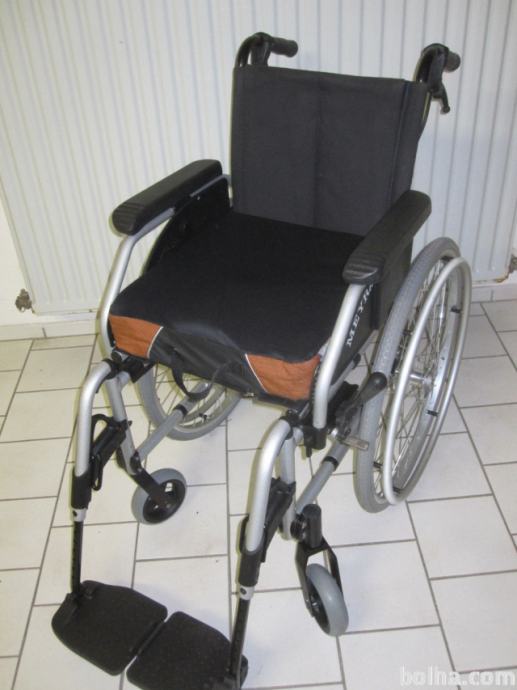 Invalidski voziček skoraj nerabljen