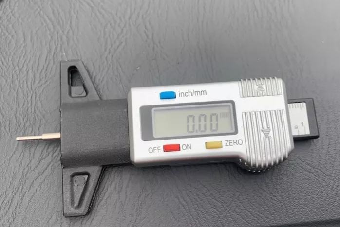 Šubler- pomični merilnik za merjenje globine gum