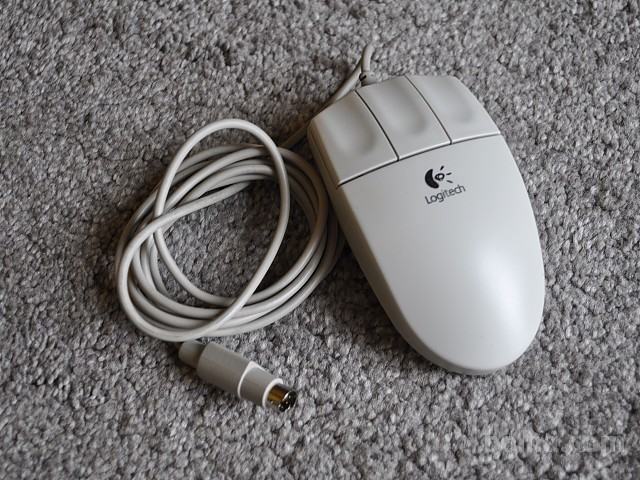 Logitech računalniška miška PS2 (nerabljena)