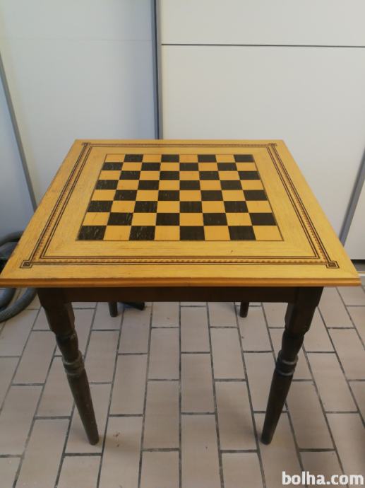 Ročno izdelana šahovska miza s figurami