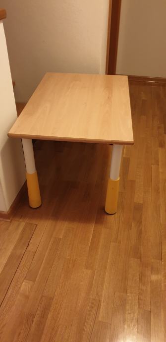 Lesena nastavljiva otroška mizica 90 x 60 cm