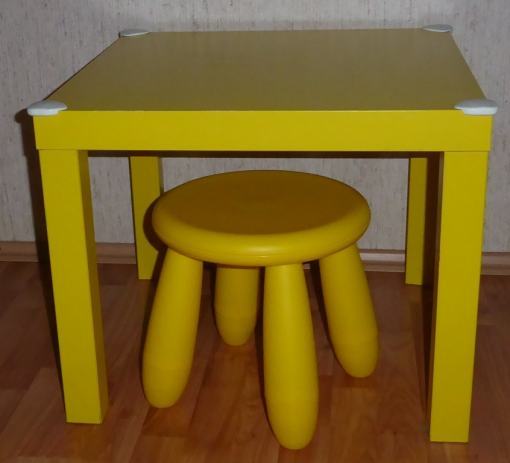 Mala rumena miza in 2x otroški stolček, cena za vse skupaj