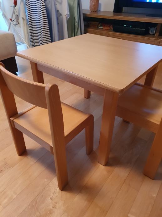 otroška lesena miza in stoli