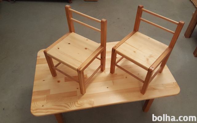 Otroška miza/mizica s stoloma/stolčkoma iz masivnega lesa