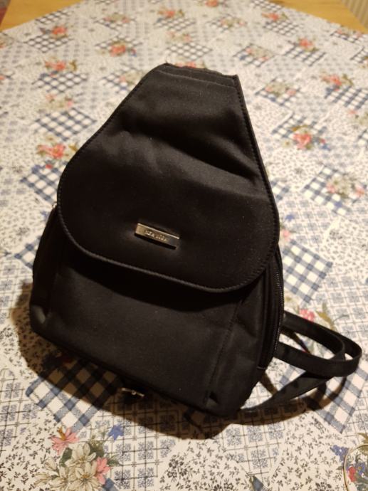 Majhen črn nahrbtnik -nadomešča torbico,  z dolgimi naramnicami.