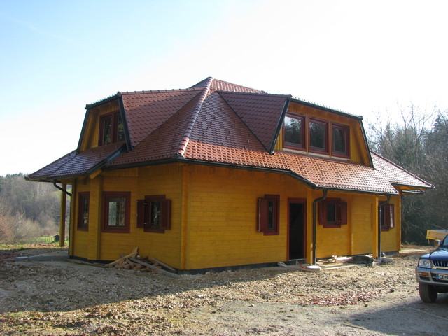 brunarica lesena hiša
