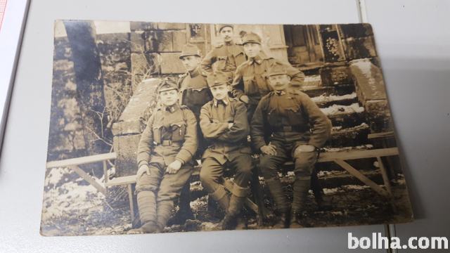 razglednica vojaki na klopci 1914 do 1918