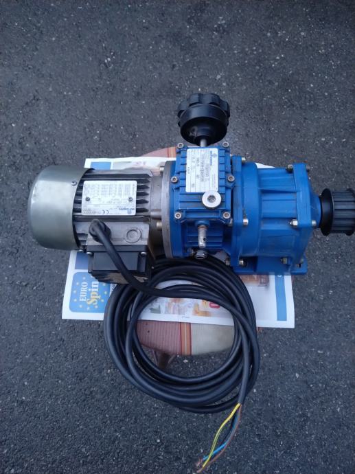Trofazni motor z reduktorjem Made in Italy
