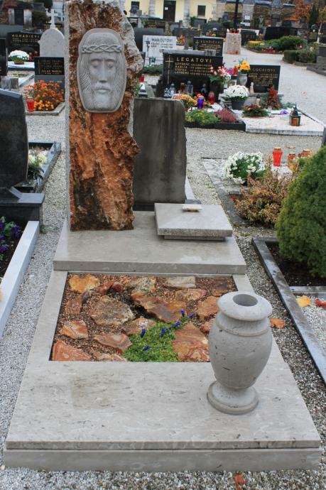 Nagrobni spomenik in grob na starem blejskem pokopališču Grob Bled