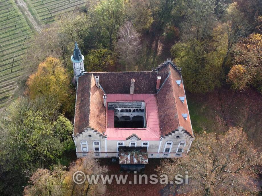 Dvorec Štrovsenek Gomilsko, površine 1412m2, zemljišče 14.276m2 (prodaja)