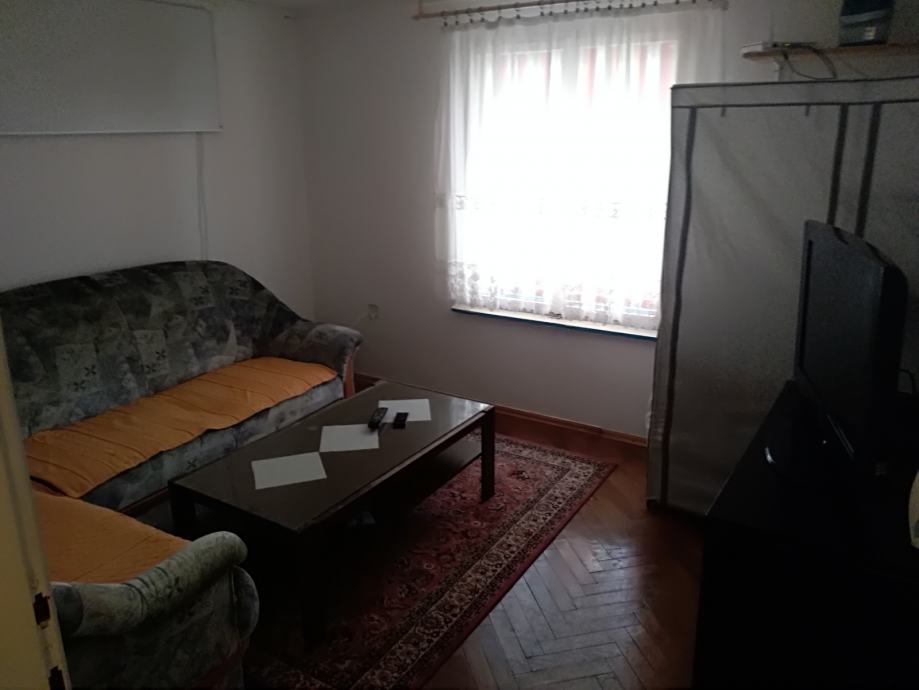 Garsonjera in 3,5 sobno stanovanje v hiši v Ljubljani (prodaja)