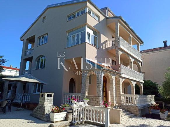 Otok Krk, Malinska - hiša s 6 apartmaji 300 m od morja (prodaja)
