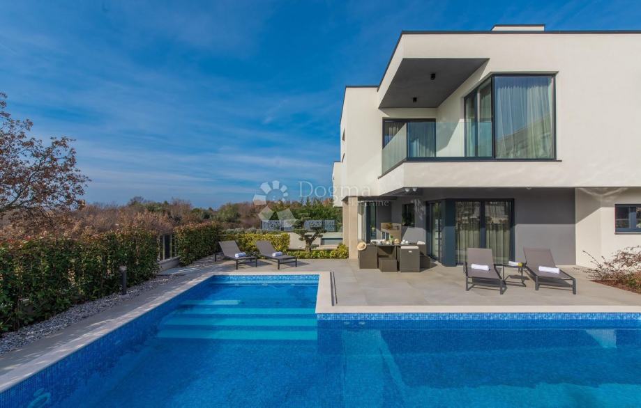 Hrvaška - luksuzna vila s pogledom na morje in jacuzzi 500m od morja (prodaja)