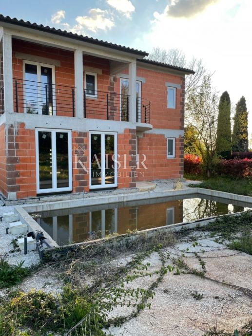 Istra - Barban - Rohbau hiša z bazenom, pod streho, 164 m2 (prodaja)