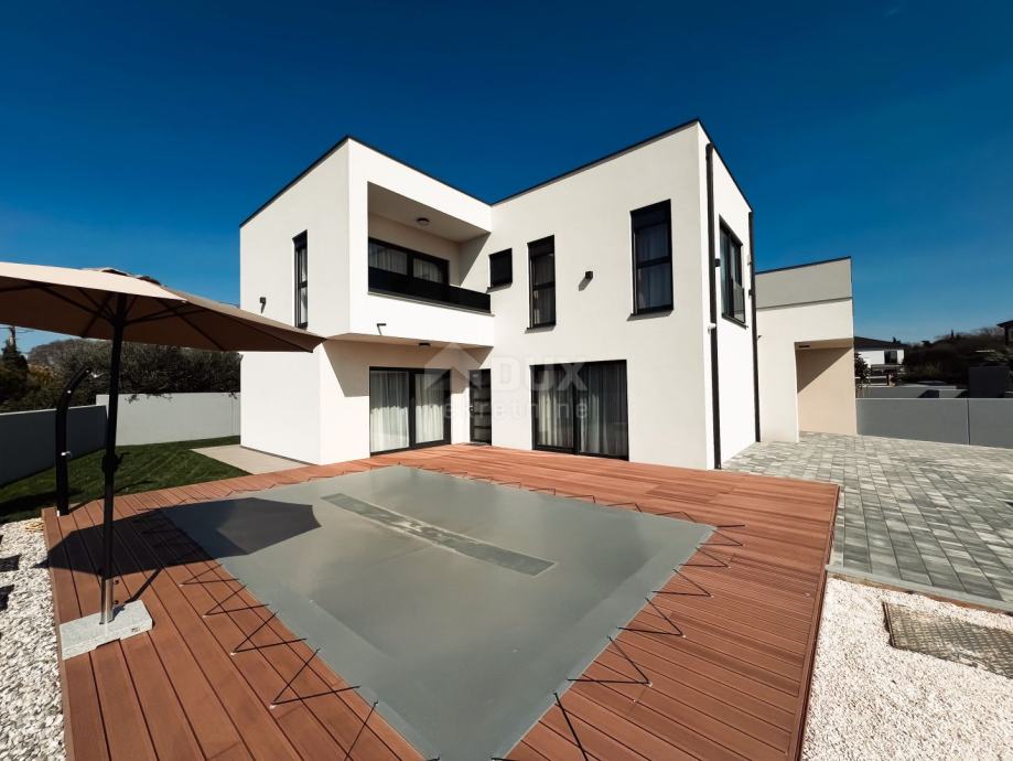 ISTRA, POMER - Moderna hiša dvojček z bazenom blizu morja in pogledom (prodaja)