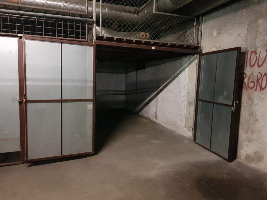 Lokacija garaže: Stožice, garaže pod Bratovševo ploščadjo, 12,5 m2 (prodaja)