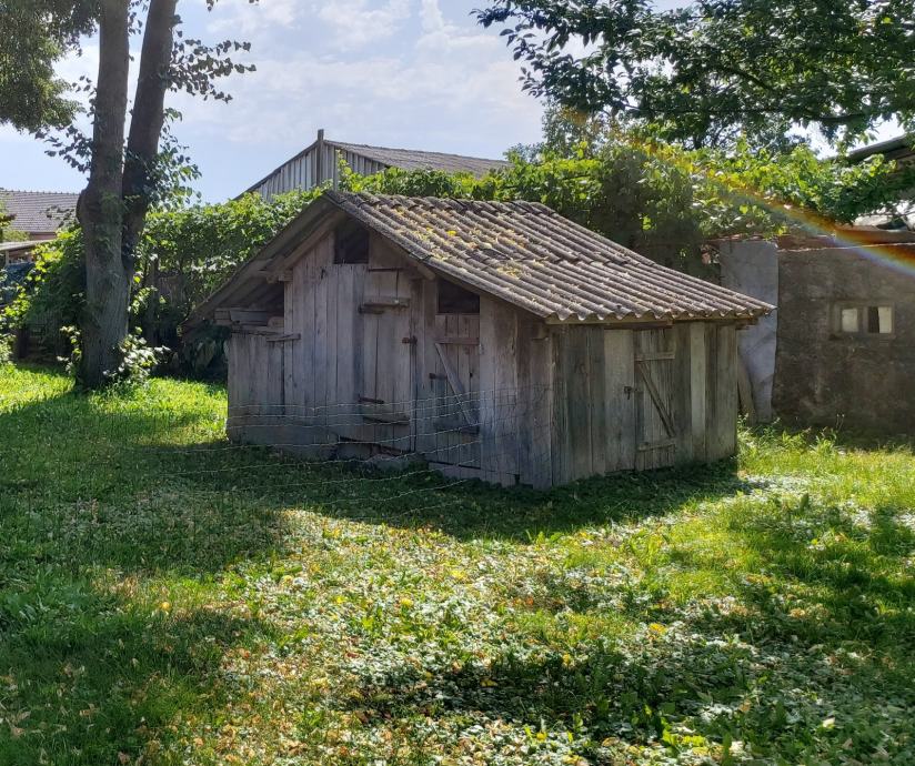 Cimprano butana Hi a Z Gospodarskim Poslopjem Nedelica 9730 M2