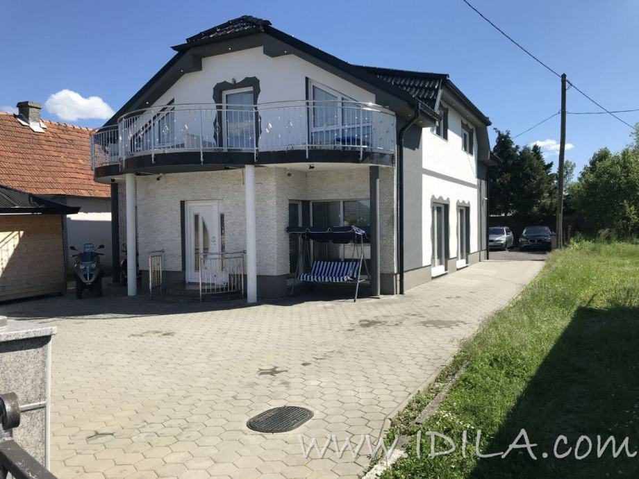 Novejša stanovanjska hiša P+M-201,6 m2 v Dobrovcih - Dobrovce (prodaja)