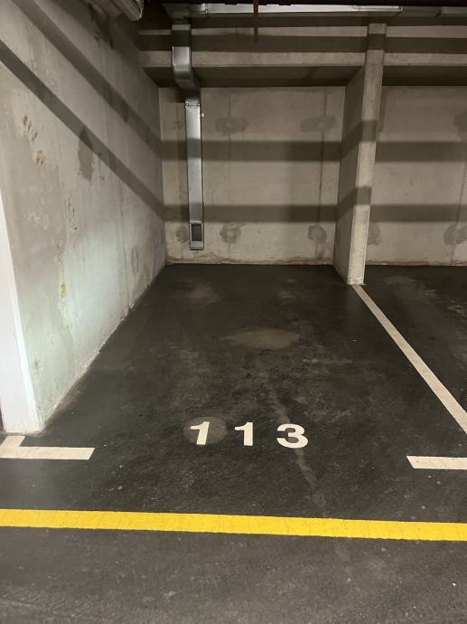 Oddamo parkirno mesto v garaži (oddaja)