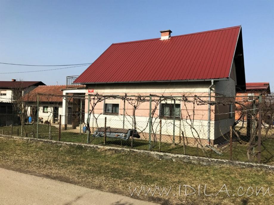 Starejša hiša z gospodarskim poslopjem v Dogošah - Dogoše (prodaja)