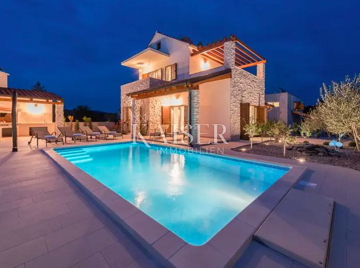 Brodarica luksuzna vila z bazenom (prodaja)