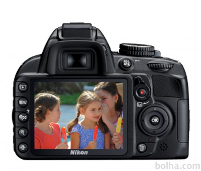 Nikon D3100 skupaj s torbico