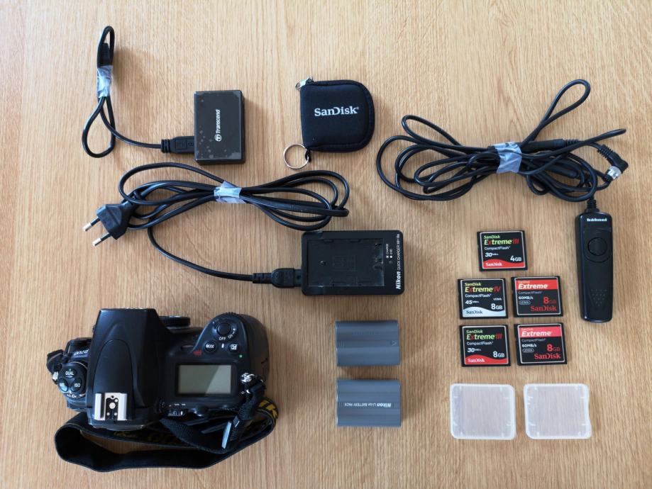 Nikon D700 + 2x Bat. + 5x CF Kartic + 5v1 čitalec + žično prožilo
