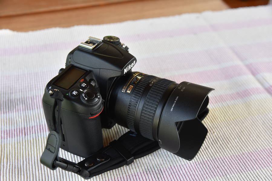 Nikon D7000 + Nikkor 18 - 70 f/3,5-4,5 G ED, odlično ohranjen  komplet