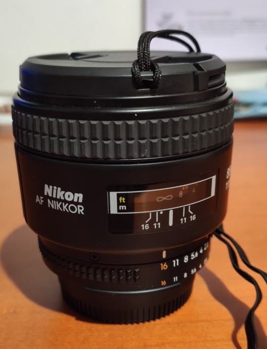 Nikon D80 + 18-70mm 3,5-4,5 + 85mm 1,8 + fleš Sigma 500