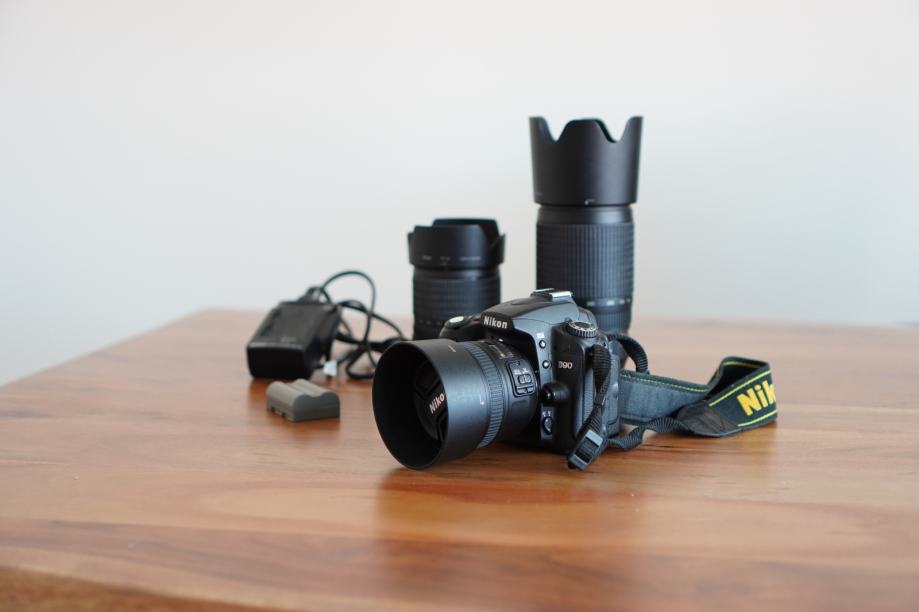 Nikon D90 s tremi objektivi, polnilcem in dvema baterijama