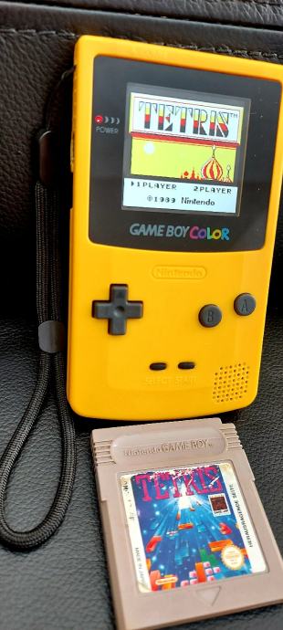 Game Boy Color IPS V2 ekranom z osvetlitvijo in orig. igro Tetris
