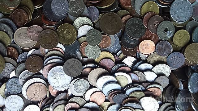 ZELO UGODNO prodam večjo količino kovancev (cel svet-mix)