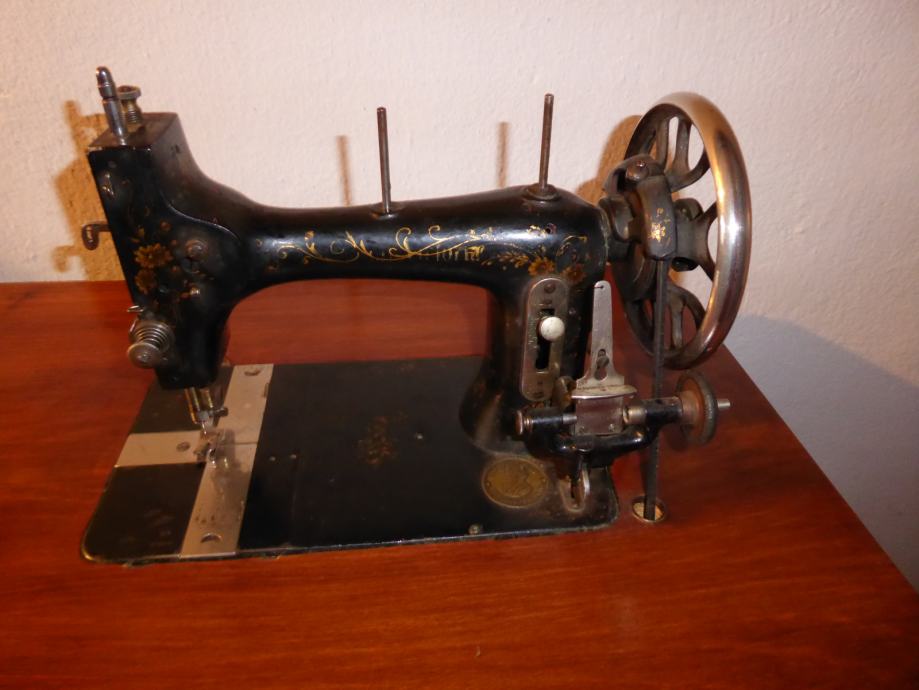 Starinski šivalni stroj Victoria