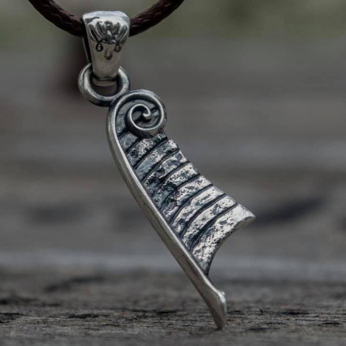 Pero boginje Maat - ogrlica z obeskom iz pravega srebra