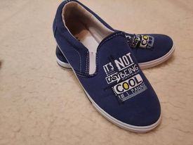 Prodam fantovske platnene modre čevlje št.35 (2x nošene) za 10 EUR