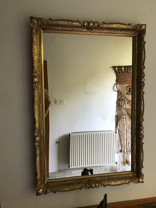 Večje ogledalo s starinskim okvirom
